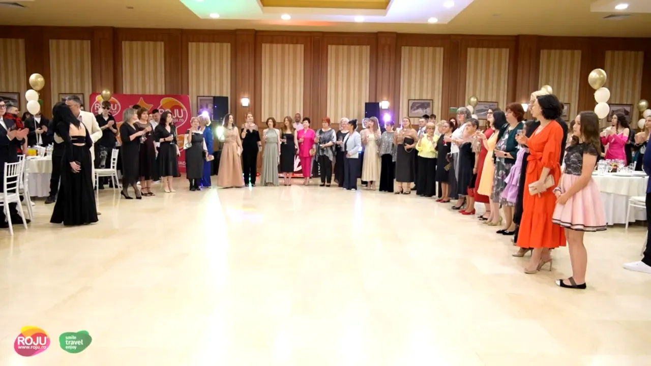 Sală pregătită pentru banchet, cu invitați